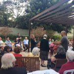 Idosos da FBB na tarde de chá e bolos na Cora Residencial.