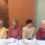 Idosos da FBB na tarde de chá e bolos na Cora Residencial.
