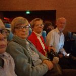 Idosos da FBB assistindo o musical A Pequena Sereia.