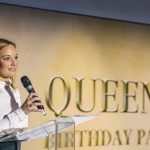 Emily Shirtcliff falando sobre o trabalho de cooperação desenvolvido pelo Consulado Britânico durante o evento beneficente Aniversário da Rainha 2019.