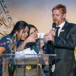 Marcos Versteeg e as escoteiras durante o sorteio da rifa no evento beneficente Aniversário da Rainha 2019.
